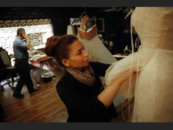 La styliste Fatima Adib travaille sur une robe de haute couture dans son atelier de Djedda, en Arabie saoudite.