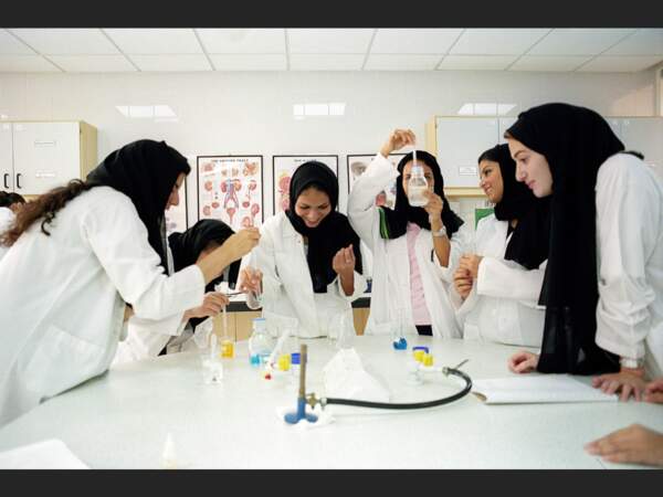 Ces jeunes femmes étudient la physique-chimie à l'université non mixte de Dar al-Hekma de Djedda, en Arabie saoudite.
