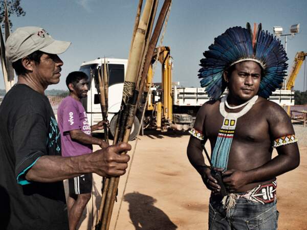 Jeune chef indien ayant négocié avec les autorités brésiliennes dans le cadre de la construction du barrage de Monte Belo