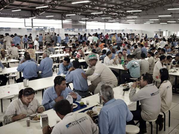 Pause déjeuner des ouvriers du chantier du barrage de Monte Belo, au Brésil