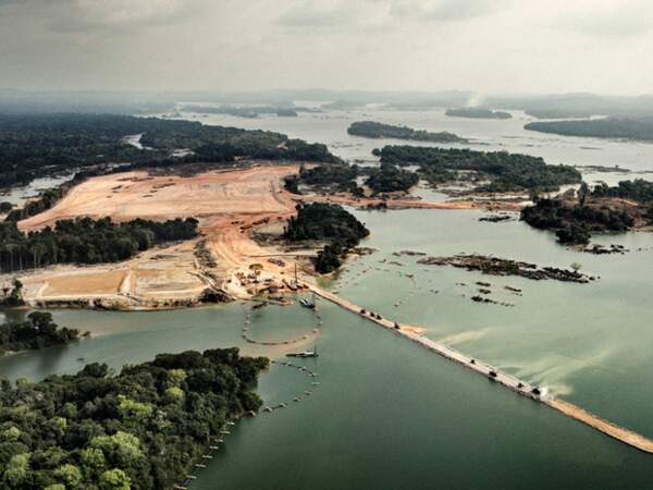 Vue sur le chantier du barrage Belo Monte, au niveau du rio Xingu, affluent de l'Amazone, au Brésil