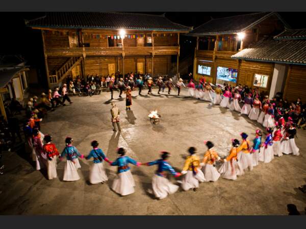 Danse dans la communauté mosuo, en Chine.