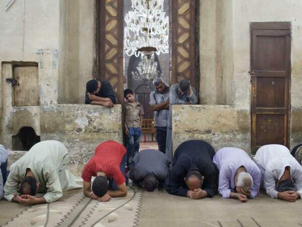 Scène de prière chez les chrétiens d’Egypte