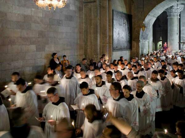 Vendredi saint : les moines défilent dans le Saint-Sepulcre