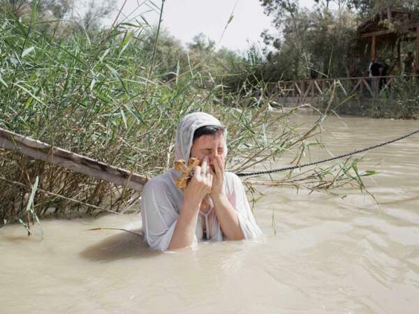 Une femme est baptisée à Kasser al Yahoud