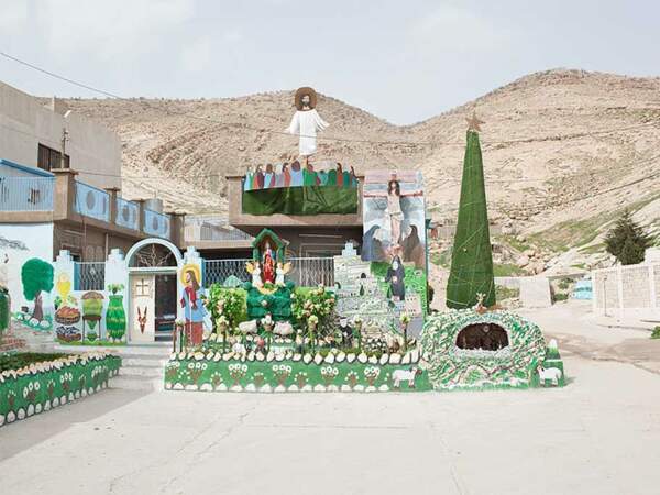 Dans la plaine de Ninive, certains chrétiens peignent leur maison de scènes bibliques