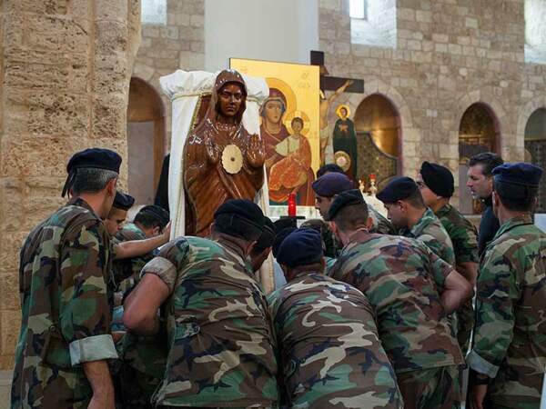 Des militaires pratiquent le culte à la Vierge, très courant au Liban