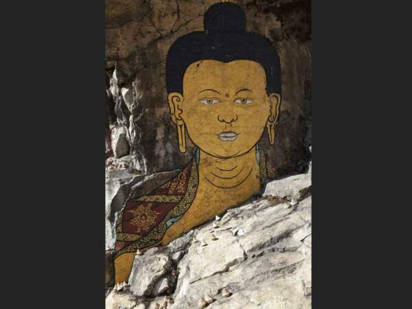 Un bhoudda peint sur la roche, au Bhoutan