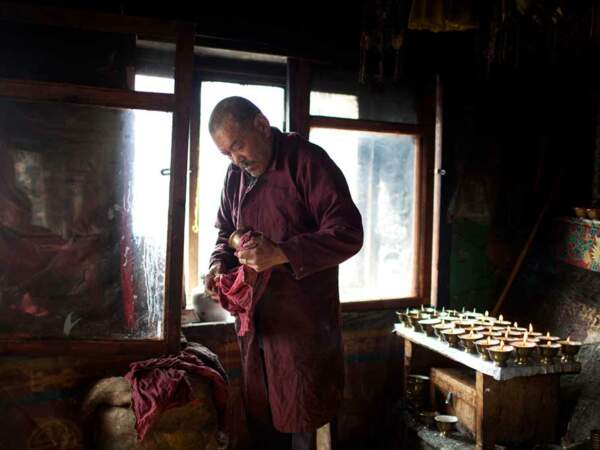 Au Bhoutan, le mode de vie des moines demeure spartiate