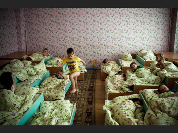 Fin de la sieste dans le dortoir des maternelles à Kryvichi, en Biélorussie.