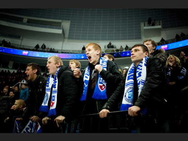 Les supporters du Dinamo Minsk, lors d’un match de hockey sur glace, sport national en Biélorussie.