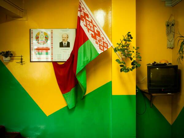 Le portrait du président Loukachenko trône dans cet immeuble communautaire de Minsk, la capitale de la Biélorussie.