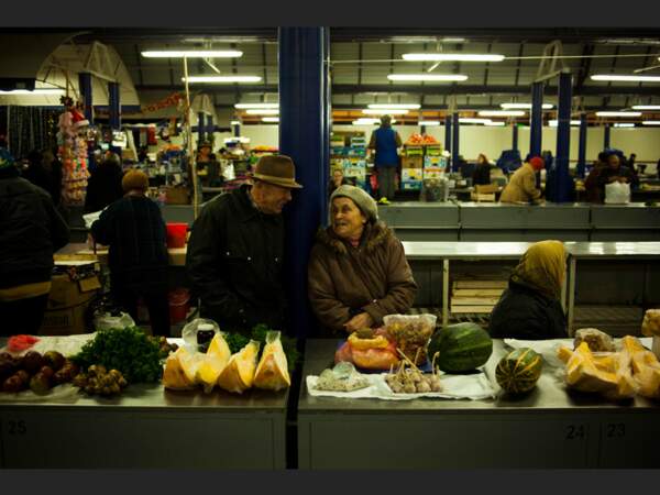 Un couple de retraités vend ses légumes sur le grand marché Kamarovski de Minsk, en Biélorussie.