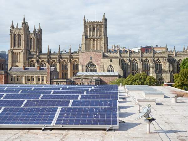 Des panneaux solaires installés sur le toit du musée At-Bristol