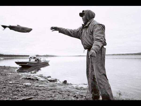 Pêcheur devant la rivière Porcupine
