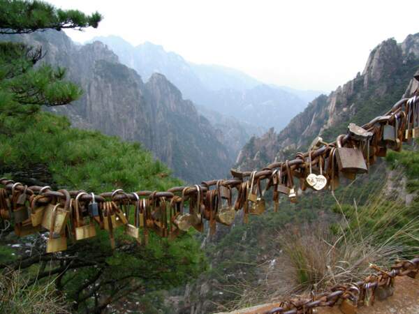 Cadenas d’amour sur le site des montagnes Jaunes, en Chine
