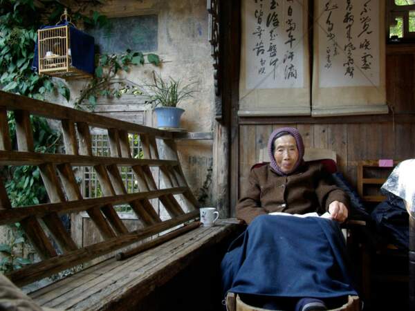 Vieille femme dans le village de Hongcun, en Chine