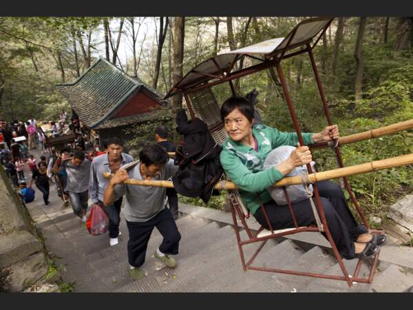 Pèlerins dans des chaises à porteurs dans les monts Wudang, en Chine