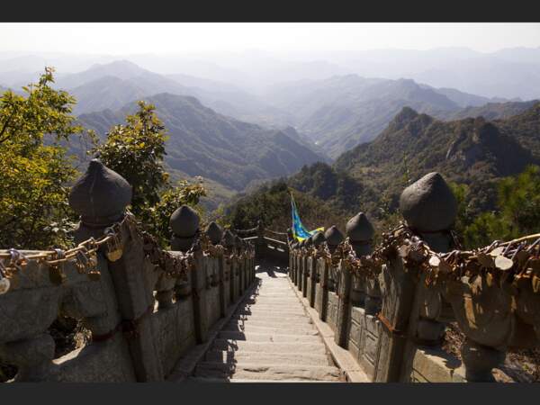 Escalier menant vers le sanctuaire d'Or dans les monts Wudang, en Chine
