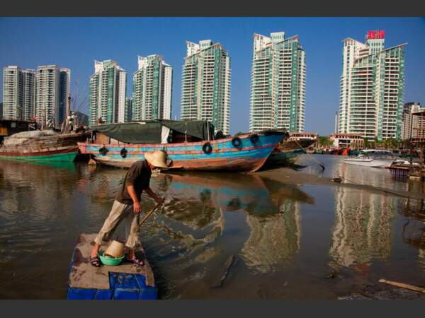 Un pêcheur dans le port de Sanya, à Hainan, en Chine.