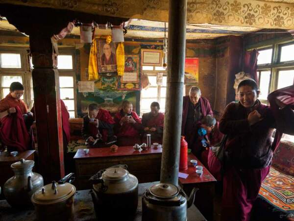 Dans le monastère de Ralung, des moines tentent de préserver la culture traditionnelle du Tibet