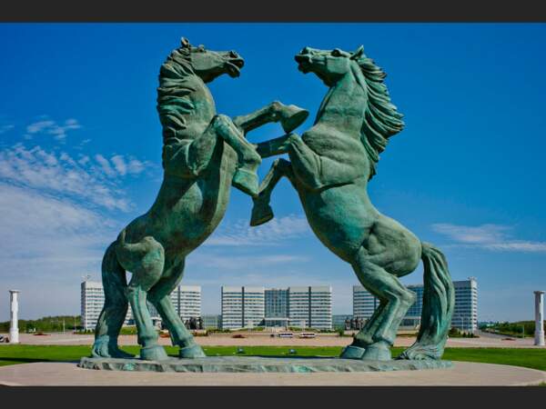 Ces chevaux en bronze hauts de quinze mètres dominent la place Gengis-Khan, à Ordos, en Mongolie-Intérieure (Chine).