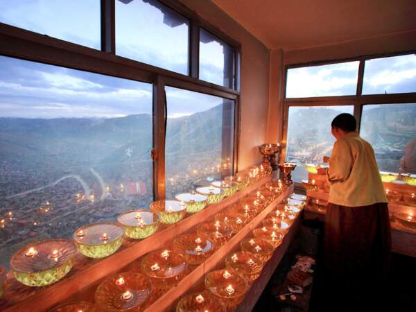 Tous les soirs, un moine allume ces bougies dans la cité bouddhiste de Larung Gar, au Tibet