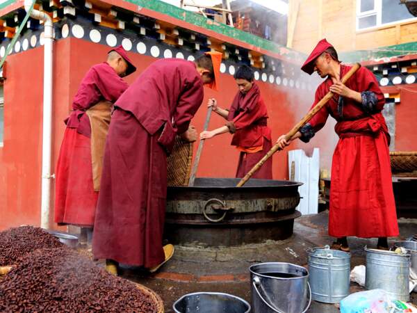 Moines préparant la tsampa, aliment traditionnel des Tibétains, dans la cité de Larung Gar, au Tibet (Chine)