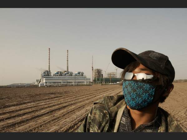 Les champs et la centrale électrique appartiennent à une immense ferme contrôlée par l'armée, à Shihezi, dans le Xinjiang, en Chine.