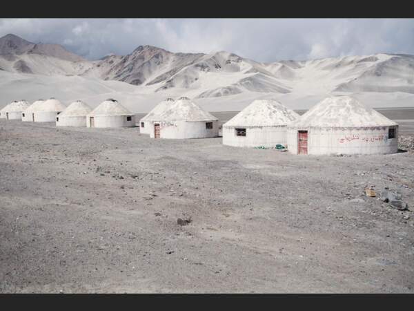 Ces yourtes ont été construites pour sédentariser les nomades kirghiz du désert de Kumtagh, dans le Xinjiang, en Chine.