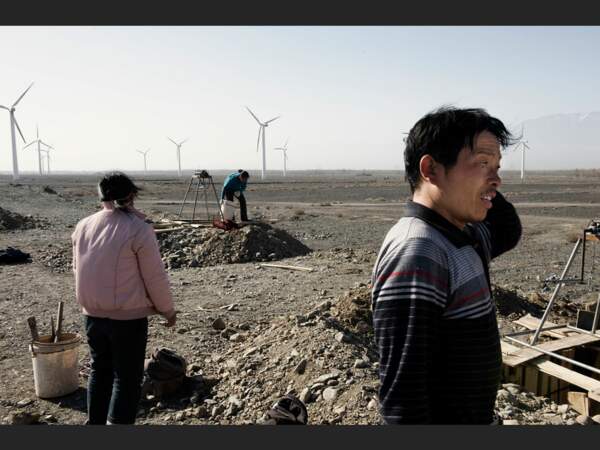 Ces « mingong » venus du Henan creusent les fondations d'un centre touristique dans le Xinjiang, en Chine.