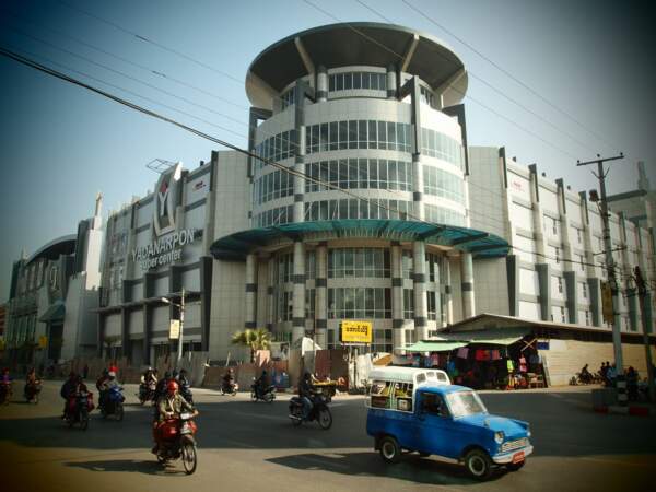 A Mandalay, les petites échoppes font place aux nouveaux buildings (Birmanie).