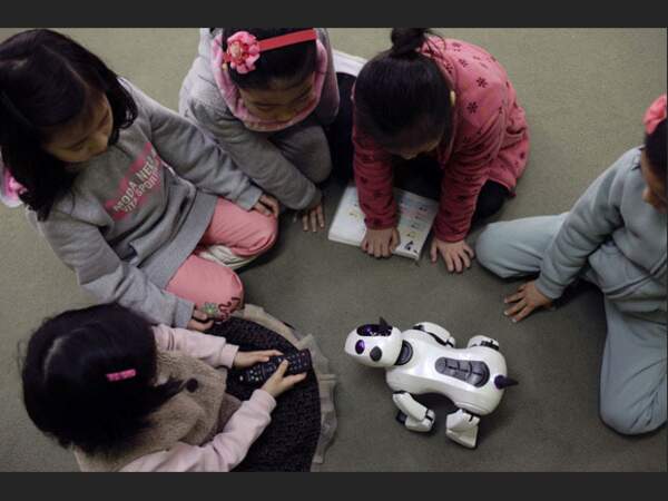 Des enfants jouent avec un robot à l'école maternelle de Saessak, à Séoul (Corée du Sud).