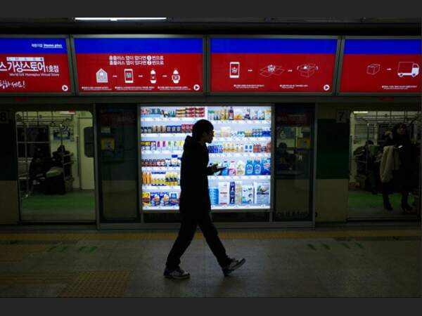 Supermarché virtuel dans le métro de Séoul, en Corée du Sud.
