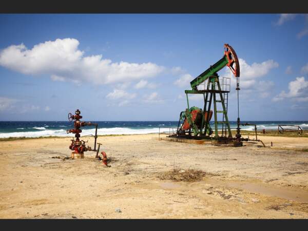 Pompes à pétrole sur la côte entre La Havane et Varadero, à Cuba