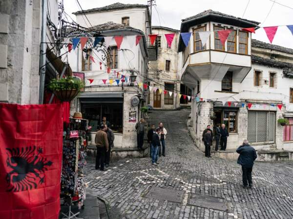 Scène de vie dans les rues de Gjirokastër, ville ancienne d'Albanie