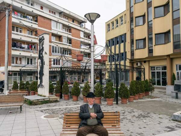 Un homme assis sur un banc, à Preševo, en Serbie