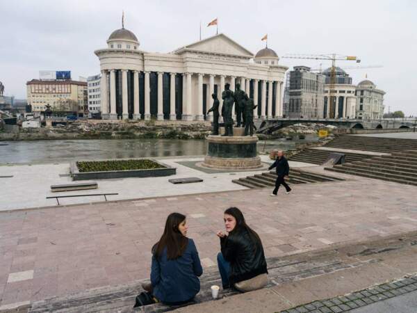 Deux jeunes filles assises devant le chantier du Musée Archéologique de Skopje, en Macédoine
