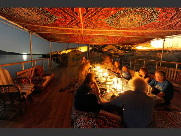 Le jour et le soir, les repas sont pris à bord du sandal (Egypte).