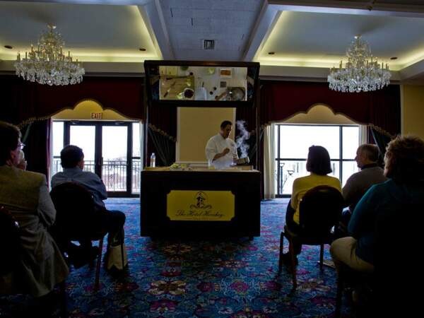 Des visiteurs recoivent un cours de cuisine liée au chocolat au Grand hôtel de Hershey, aux Etats-Unis