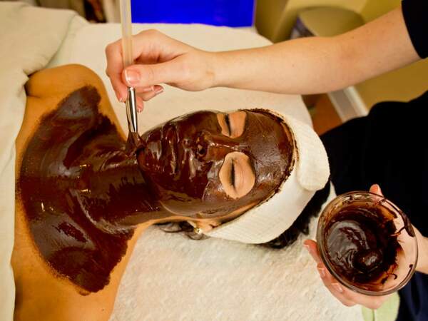 Une jeunne femme a le visage recouvert de chocolat à Hershey, Pennsylvanie (Etats-Unis)