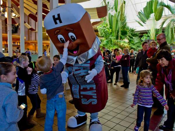 Des enfants s'amusent avec les mascottes de la chocolaterie Hershey, à Hershey, en Pennsylvanie (Etats-Unis)