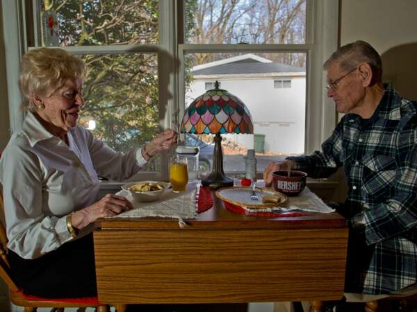 Martha et Charlie Seesholtz, retraités, prennent leur petit-déjeuner dans leur pavillon.