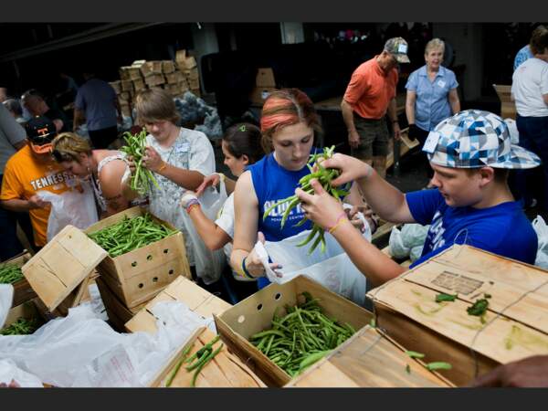 A Dyersburg, Tennessee, des volontaires préparent les colis alimentaires qui seront distribués aux familles pauvres du comté (Etats-Unis).
