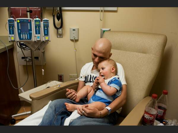 Moment de tendresse pour Mattew, qui souffre d'un cancer, et son fils cadet Isaiah, 11 mois, à l'hôpital Vanderbilt de Nashville (Tennessee, Etats-Unis).