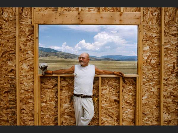 L'écrivain Doug Peacock construit sa maison de ses mains, dans le Montana, Etats-Unis