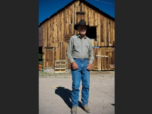 Ken Lytle, 78 ans, devant son ranch, à cinq heures de route de Las Vegas, aux Etats-Unis.