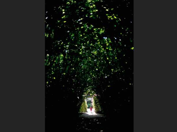Une jeune fille se promène dans le parc de Cambermer, dans le Pays d’Auge