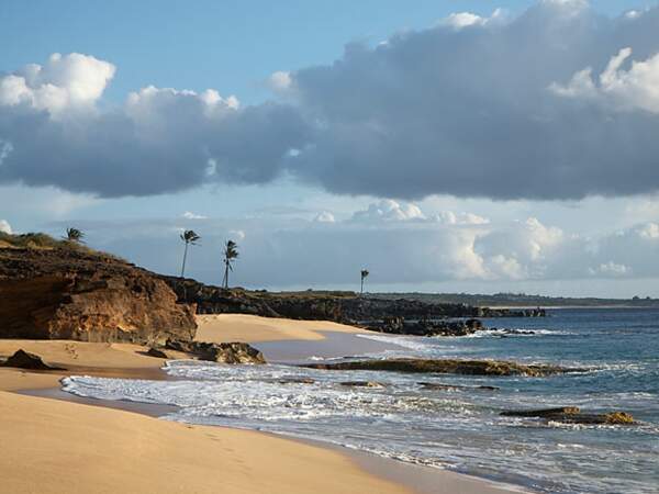 Récifs de lave noire sur la plage de Kawakiu, sur l'île de Molokai, à Hawaii