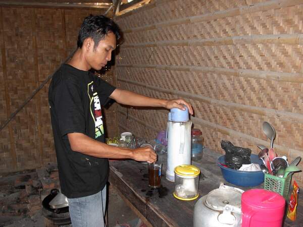 Muhadi se fait du café dans sa cuisine de Bebekan, en Indonésie.